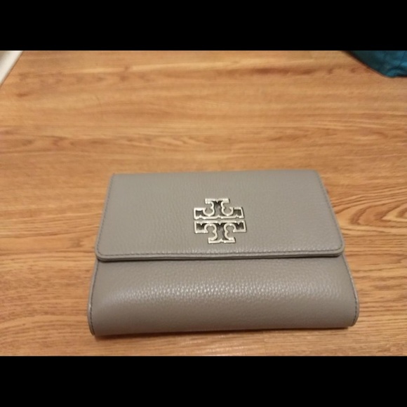 Tory Burch Britten Chain Wallet - Picture 4 of 10
